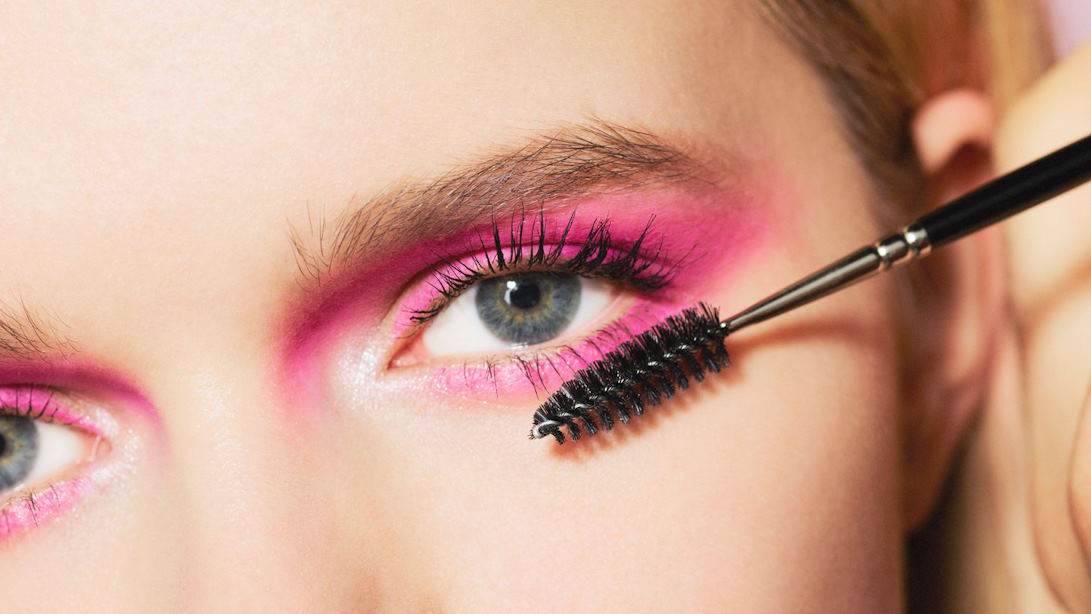 The Intricacies of Eyelash Curling and Mascara Application